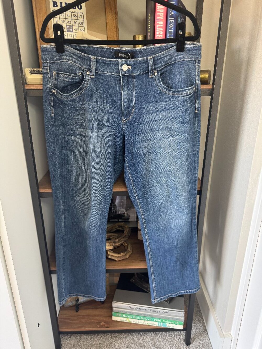 White House Black Market Crop Stretch w/Back Pocket Stitching - Size 14